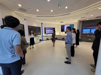 對外經濟貿易大學信息學院教學設備研究開發的創新實踐與價值探索