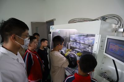 播下科學的種子 小學生走進大學實驗室，探索教學設備的研究與開發